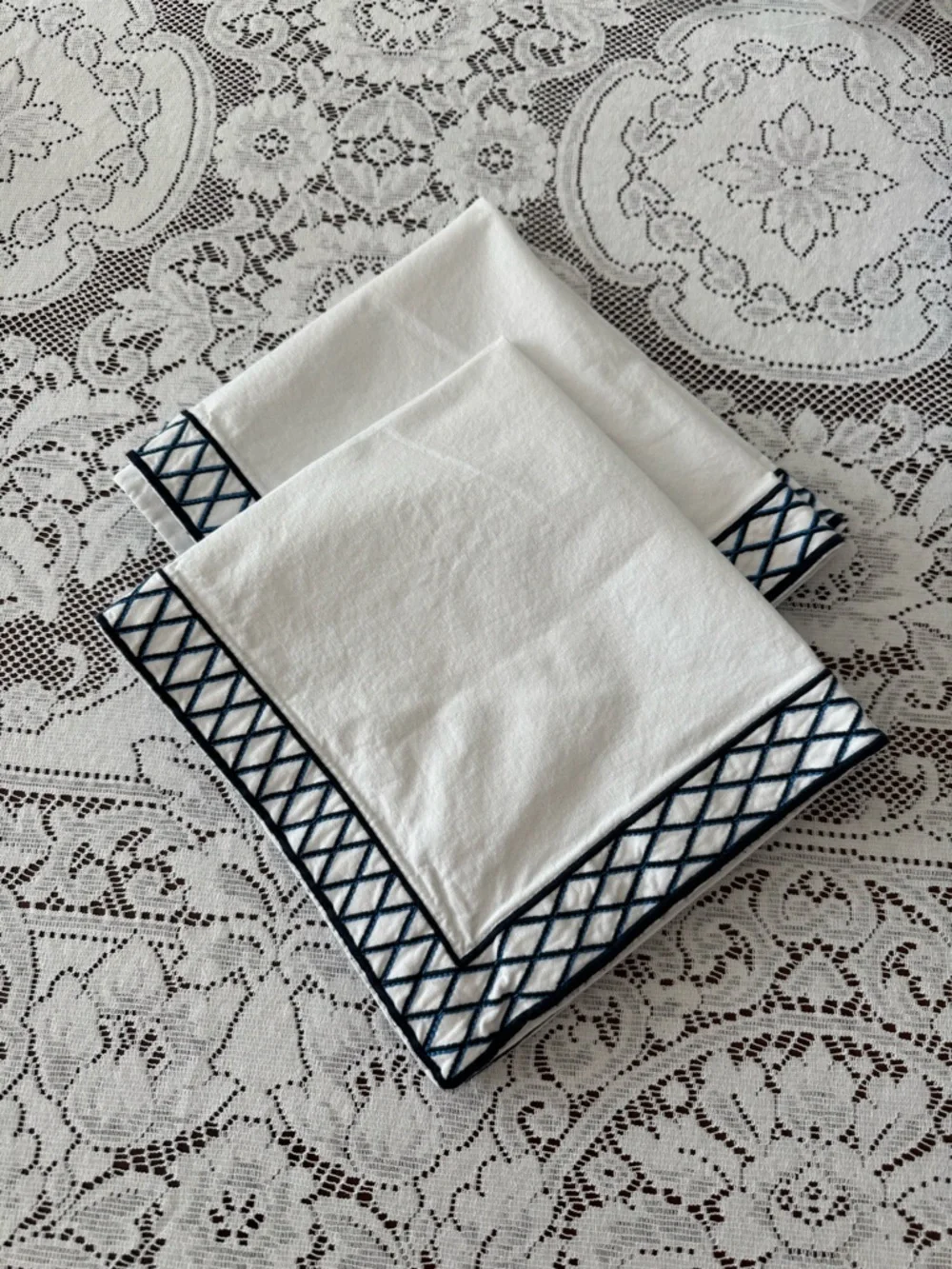 Williams Sonoma White Cotton Napkins – Navy Blue Lattice Embroidered Border